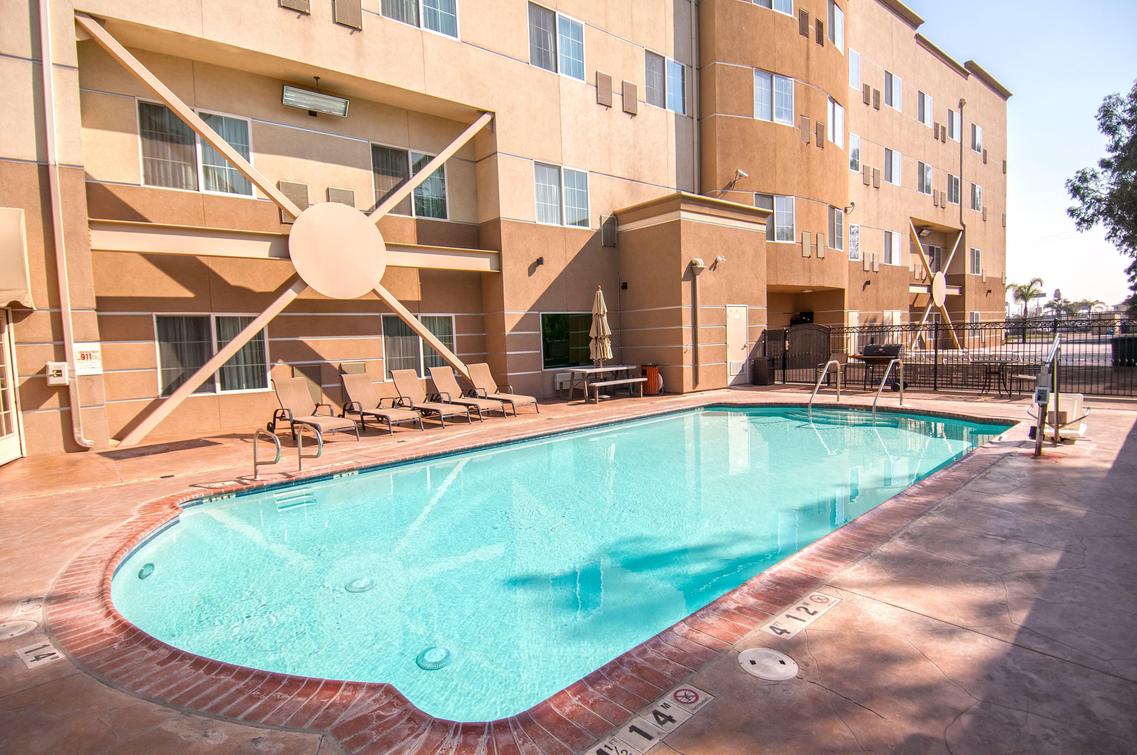 Holiday Inn Express & Suites Bakersfield Central By Ihg Ngoại thất bức ảnh