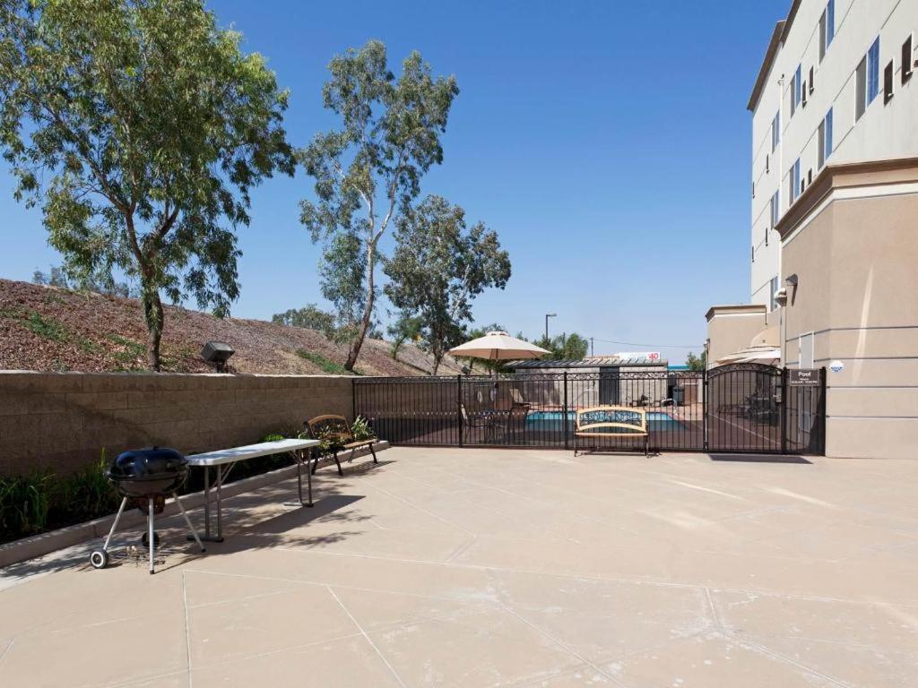 Holiday Inn Express & Suites Bakersfield Central By Ihg Ngoại thất bức ảnh