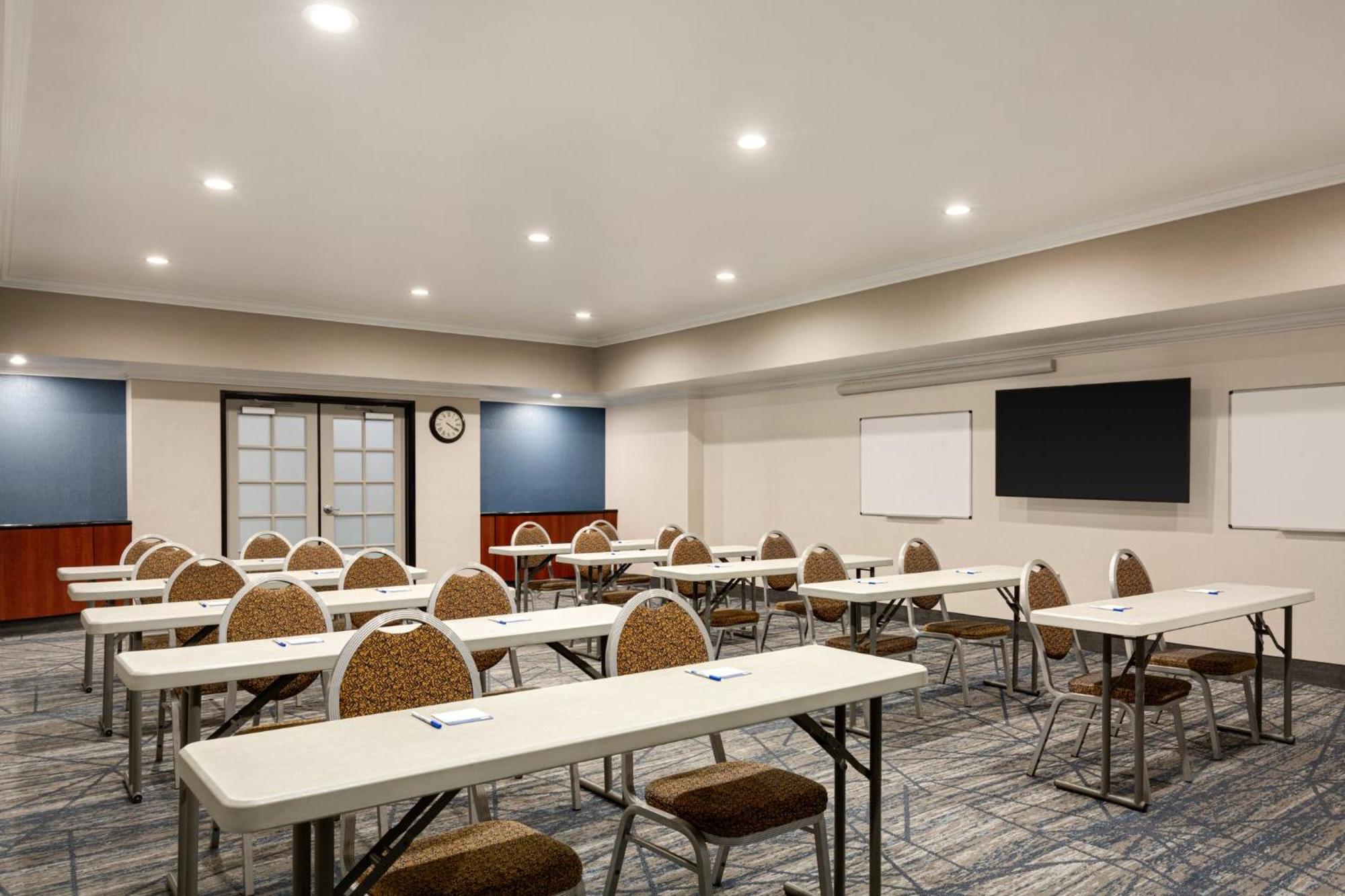 Holiday Inn Express & Suites Bakersfield Central By Ihg Ngoại thất bức ảnh