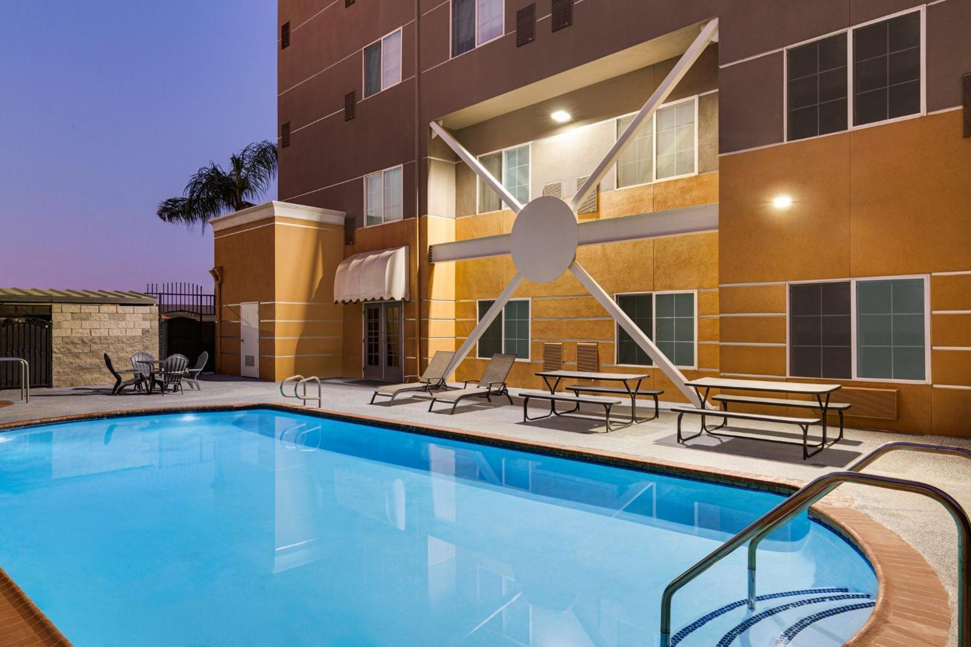 Holiday Inn Express & Suites Bakersfield Central By Ihg Ngoại thất bức ảnh